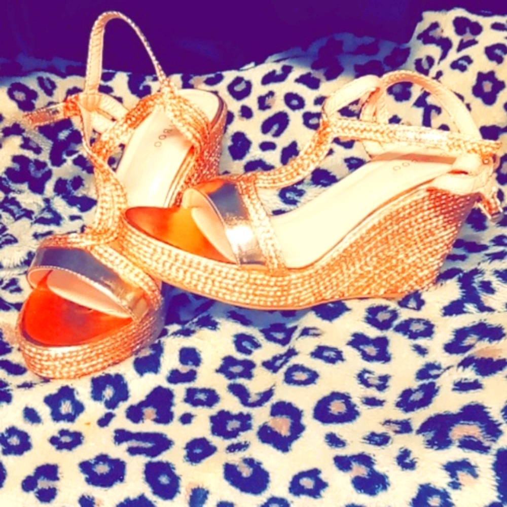 Gold, wicker wedge